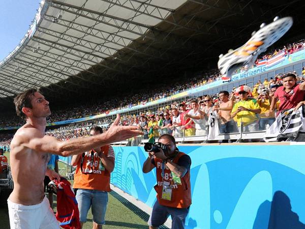 ചെരിപ്പ് എറിഞ്ഞിട്ടെന്ത് കാര്യം