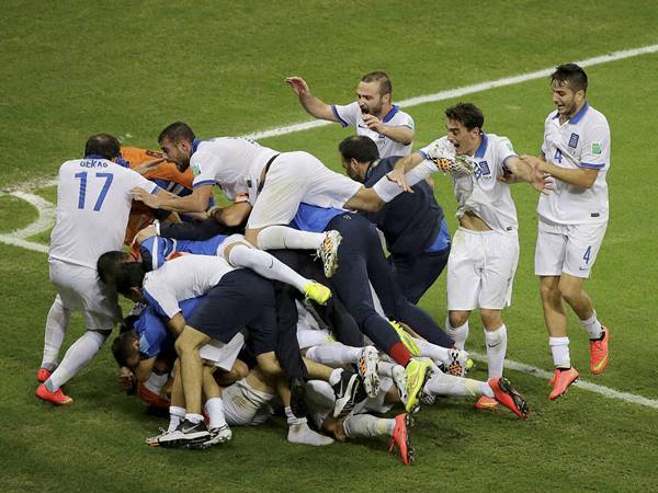 ഇങ്ങനെ ആഘോഷിക്കല്ലേ... ഞാന്‍ അടിയിലുണ്ടേ