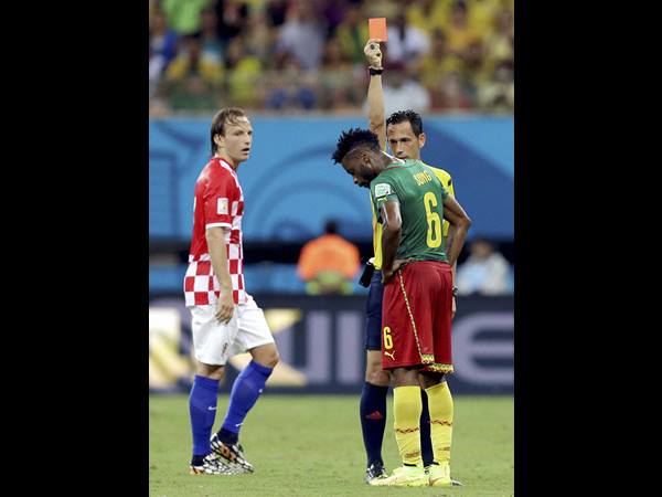 എന്തിനാണാ ചുവപ്പ് കാര്‍ഡ്