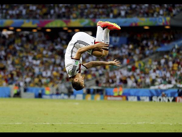 ലോകം കാല്‍ക്കീഴില്‍