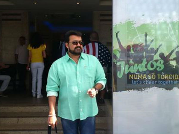 സ്റ്റേഡിയത്തിന് പുറത്ത്