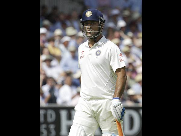 ധോണി വല്ലതും കാണുന്നുണ്ടോ