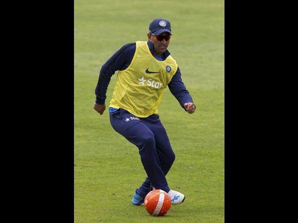 ധോണി ടൂ ഡിഫന്‍സീവ്