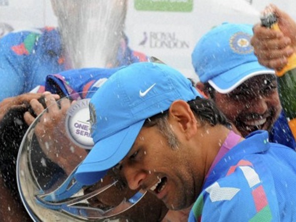 നായകന്‍ ട്രോഫിയുമായി