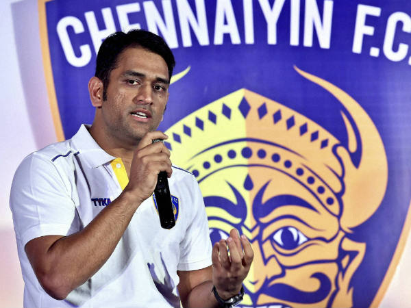 വിരലുകള്‍ ധോണിയുടെ നേരെ