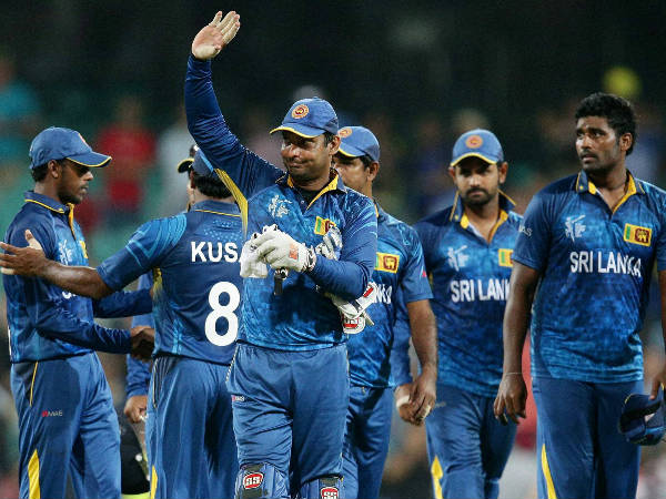  കൂട്ടുകാര്‍, അകത്തും പുറത്തും