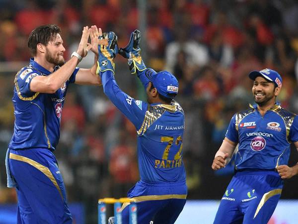 ഫാസ്റ്റ് ബൗളര്‍മാര്‍ കൂടി