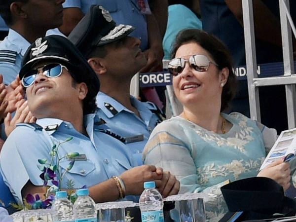 അഞ്ജലിയെ നിര്‍ബന്ധിച്ച് കൂട്ടി