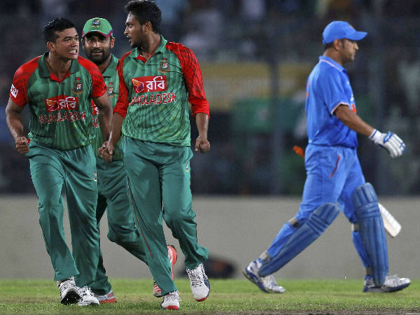 ധോണിക്കെതിരെ ബംഗ്ലാദേശികള്‍