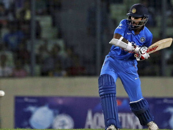 ധവാന് ഫിഫ്റ്റി, പക്ഷേ കാര്യമില്ല ധവാന് ഫിഫ്റ്റി, പക്ഷേ കാര്യമില്ല