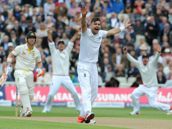 വിക്കറ്റുകള്‍ ചീട്ട് പോലെ