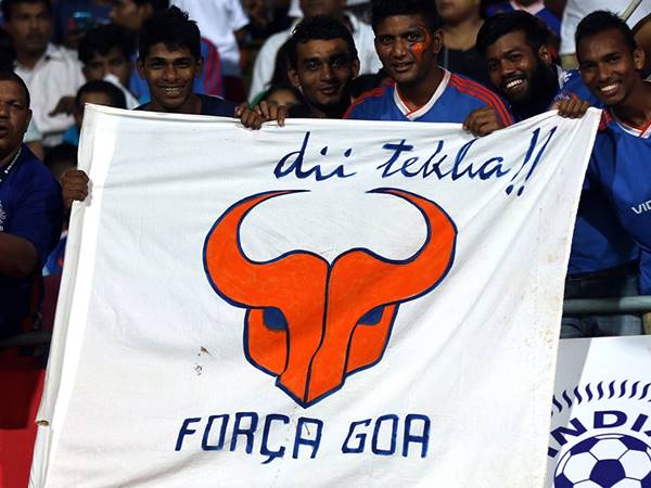 കളം നിറഞ്ഞ് ഫാന്‍സും