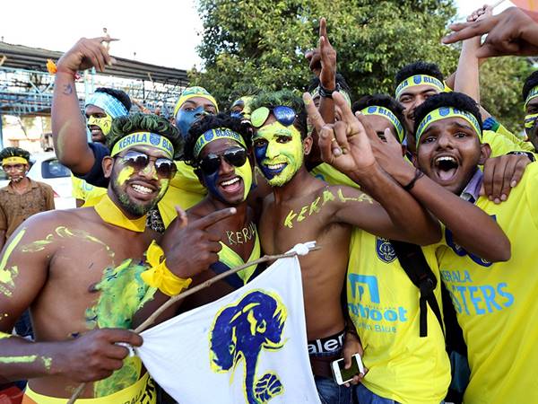 ഞങ്ങളുമുണ്ടേ കൂട്ടാരേ...