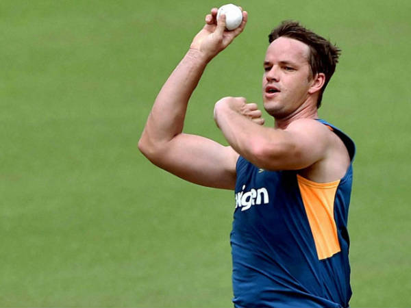 ബൗളിംഗ് അതിശക്തം