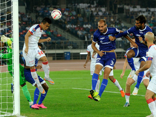 അവിടെ നില്‍ക്ക്