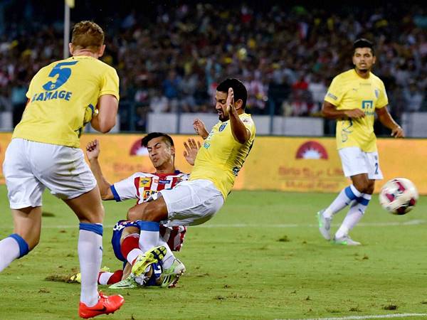 പ്രതിരോധം തകര്‍ന്നു