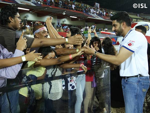 അഭിഷേക് ഫാന്‍സിനൊപ്പം