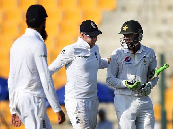 ഗോള്‍ഡന്‍ ഡക്കോടെ വിട