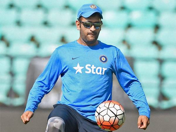 എം എസ് ധോണി - ഇന്ത്യ