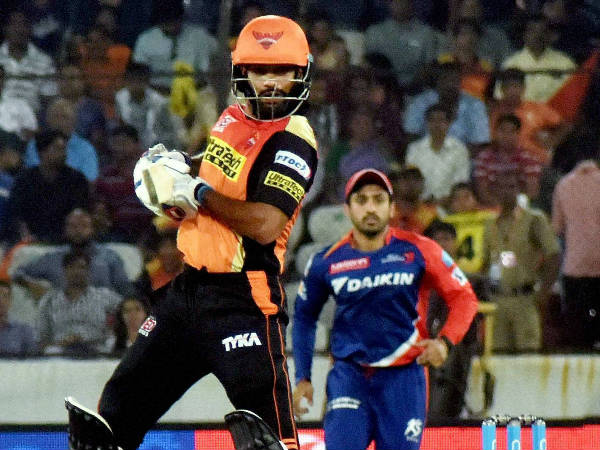 ധവാന്‍ പതുങ്ങിപ്പതുങ്ങി