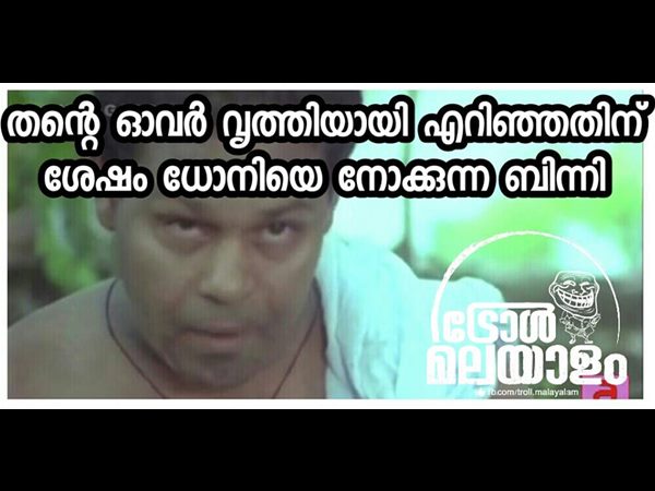 ധോണിയെ നോക്കുന്നു