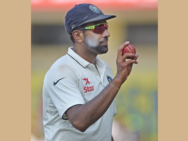 കുംബ്ലെയും ഹര്‍ഭജനും മുന്നില്‍ 