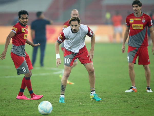 മത്സരം മധ്യനിരയും പ്രതിരോധവും തമ്മില്‍