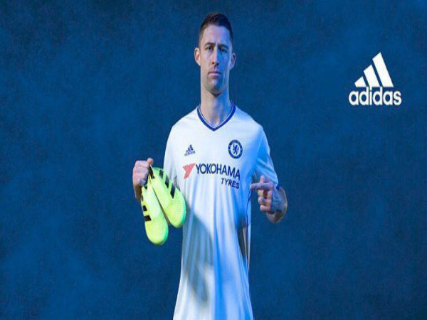  ഗാരി കാഹിലും തകര്‍ക്കുന്നു...