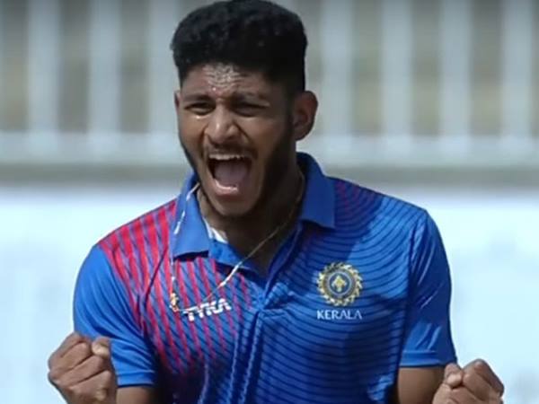 സന്ദീപ് വാര്യരും ബാസില്‍ തമ്പിയും