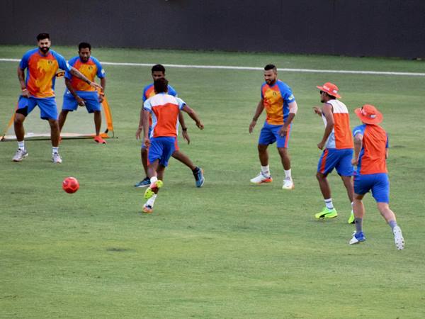 ആദ്യകളി ഇങ്ങനെ