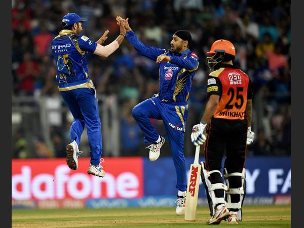 മുംബൈ ബൗളിംഗ് തകര്‍ത്തു 