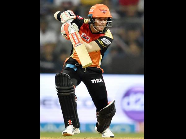 ഫീല്‍ഡ് ചെയ്യുമ്പോള്‍ 