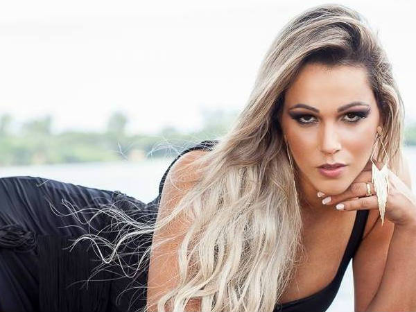 ഹോട്ടാണീ ലൈന്‍സ് വുമണ്‍