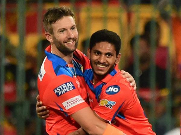 ടൈയുടെ ഒരു ബൗളിംഗേ