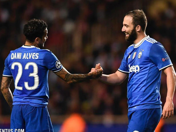 ആല്‍വസിന്റെ ബാക് ഹീല്‍ പാസ്..