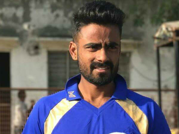 ഹോട്ടലിൽ വെയ്റ്റർ