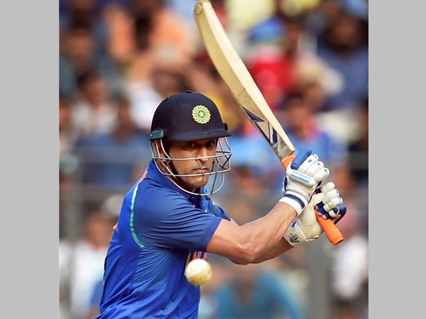 കാർത്തിക്കും ധോണിയും ഔട്ടായത്