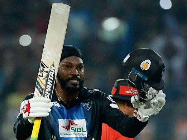 4 1000 സിക്‌സറിലേക്ക്