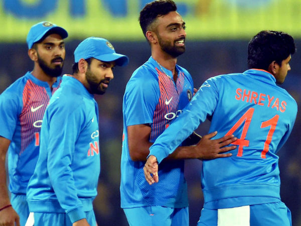 ലങ്കന്‍ മുന്‍നിര പൊരുതി