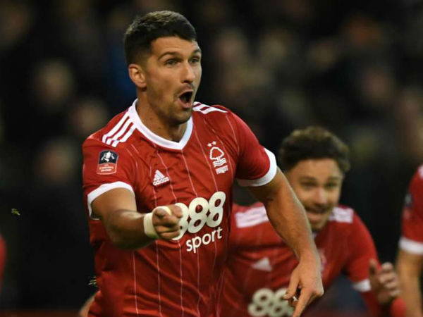  നാണംകെട്ട് ചാംപ്യന്‍മാര്‍