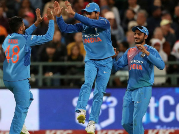 ആതിഥേയരെ വരിഞ്ഞുകെട്ടി ഇന്ത്യ