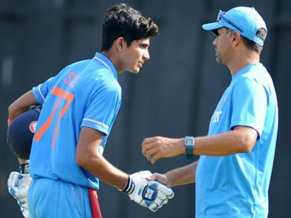 ഭാഗ്യചിഹ്നമായ ചുവന്ന തൂവാല