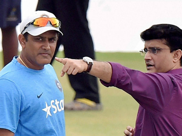 കളിക്കളത്തിനു പുറത്ത് മറ്റൊരു വ്യക്തി