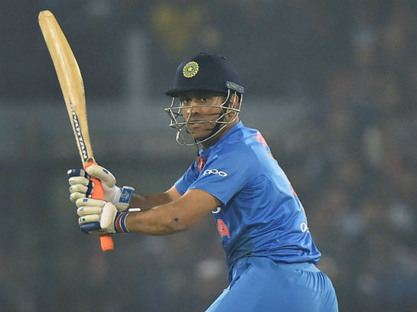 10,000 ക്ലബ്ബിലേക്ക് ധോണിയും