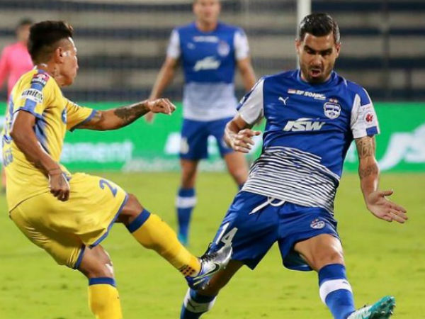 ആദ്യ ഷോട്ട് ഛേത്രിയുടെ വക