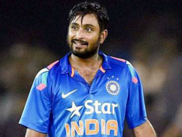 ഒരു മൊബൈല്‍ പോലുമില്ല