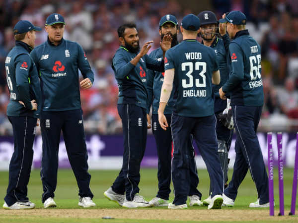  റണ്‍സ് ദാനം ചെയ്ത് ടൈ