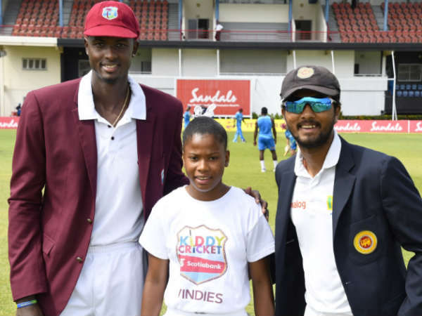 പന്തില്‍ കൃത്രിമം കാണിക്കുന്നു