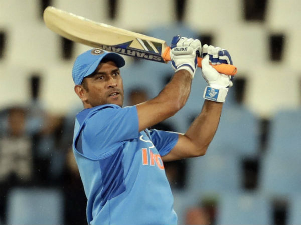 10,000 റണ്‍സ് ക്ലബ്ബിനരികെ ധോണിയും