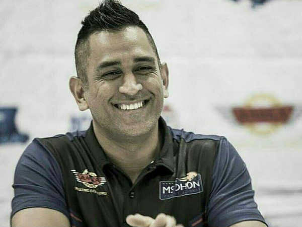 ജയസൂര്യക്ക് പിന്നില്‍ ധോണി